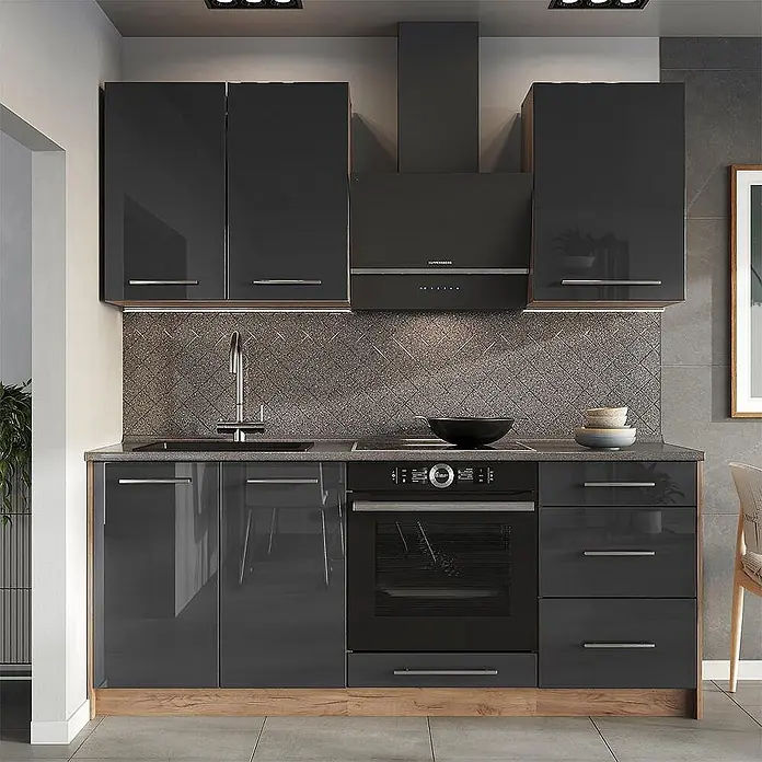 Vicco Singleküche - Breite: 190 cm, Anthrazit Hochglanz, Mit AP Eiche - Moderne dunkelgraue Hochglanzküchenzeile mit Holzdetails, integrierter Spüle, Kochfeld, Backofen und Dunstabzugshaube in einer zeitgenössischen Küche.