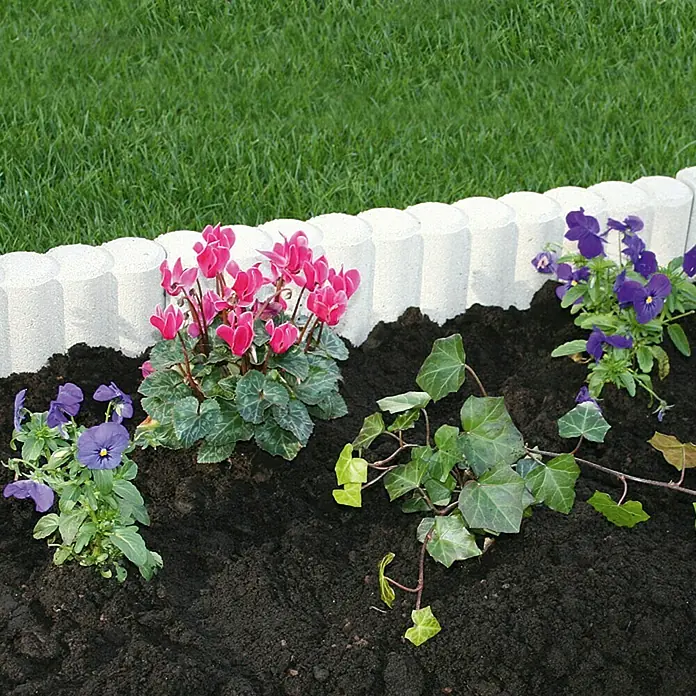 Christoph Palisaden-Randstein - 50 x 6 x 15 cm, Weiß - Garten mit Betonrand, Cyclamen, Efeu und Veilchen, die mit ihrer Schönheit einen ruhigen Raum schaffen und die Naturverbundenheit unterstreichen.