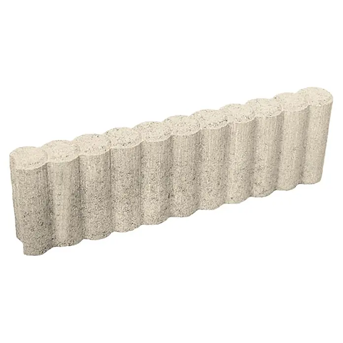Christoph Palisaden-Randstein - 50 x 6 x 15 cm, Weiß - Nahaufnahme einer dekorativen, wellenförmigen Rasenkante aus Beton, die sich ideal für die Gartengestaltung eignet.