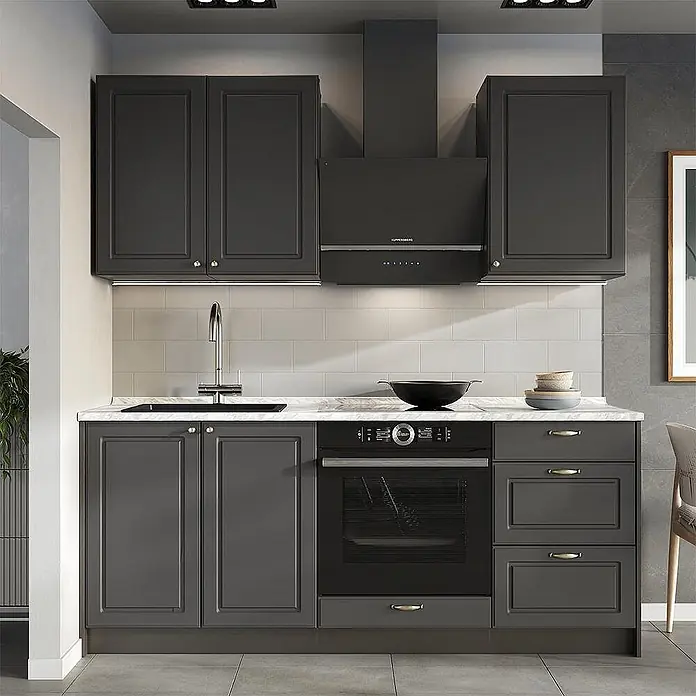 Vicco Singleküche - Breite: 190 cm, Anthrazit-Gold Landhaus, Mit AP Anthrazit - Dunkelgraue modulare Küche mit klassischen Schränken, integriertem Backofen, schwarzer Spüle und Dunstabzugshaube vor hellem Fliesenspiegel.