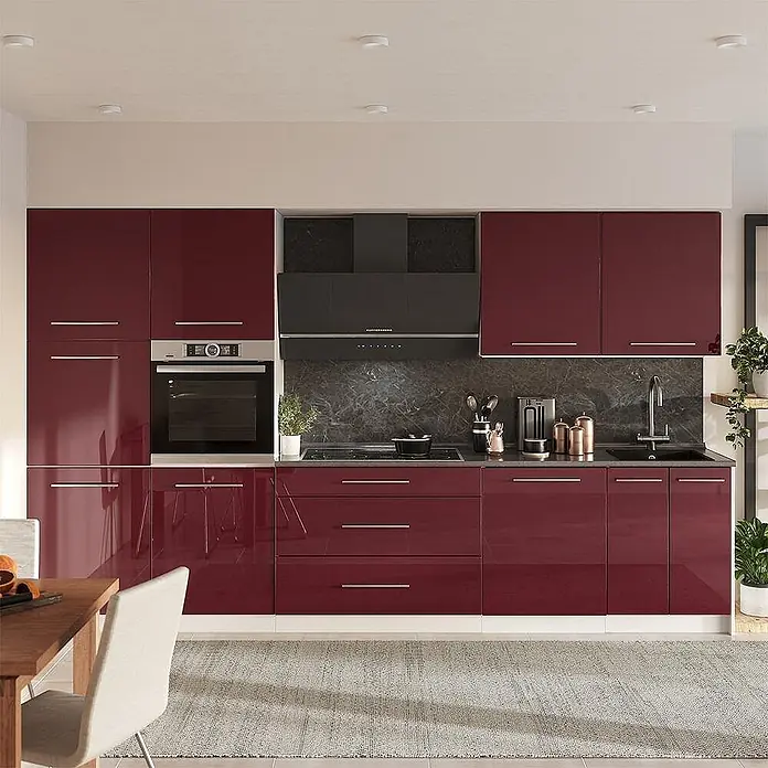 Vicco Küchenzeile - Breite: 340 cm, Bordeaux Hochglanz, Ohne Elektrogeräte - Eine moderne Küche mit hochglänzenden weinroten Schränken, integriertem Backofen, Kochfeld und Spüle, vor einer dunklen Marmorwand.