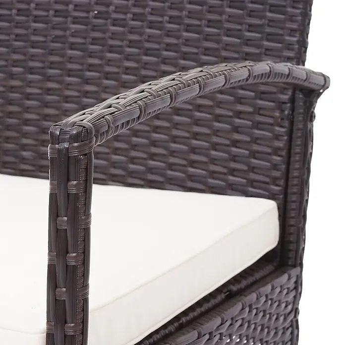Mendler Loungemöbel-Set HWC-F56 - 4 -tlg., Polyrattan, Braun, Kissen creme, Braun, creme - Detail eines braunen Rattan-Sessels mit hellem Polster, Armlehne und Sitzbereich.