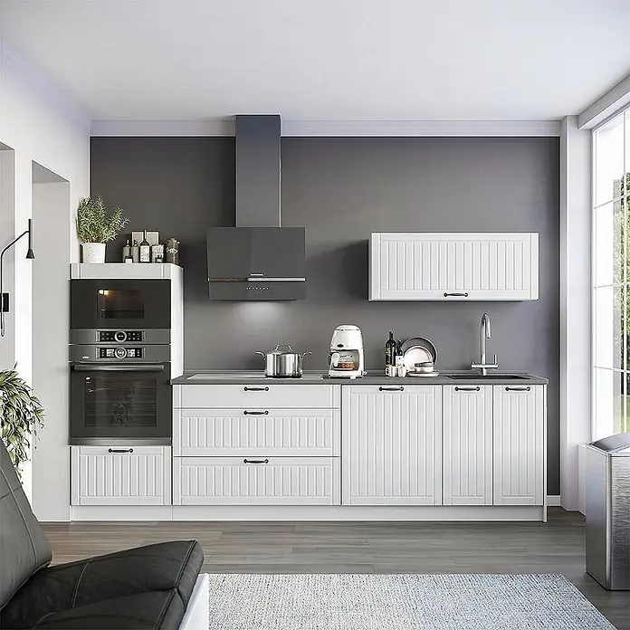 Vicco Küchenzeile - Breite: 280 cm, Weiß Landhaus, Ohne Elektrogeräte - Komplette Küche mit weißen Paneel-Schränken, dunkler Arbeitsplatte und integriertem Backofen und Dunstabzug.