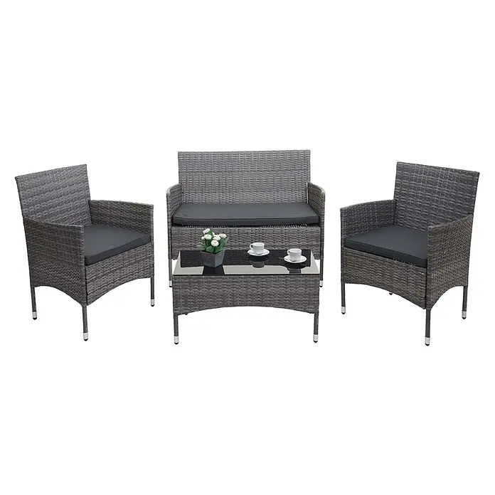 Mendler Loungemöbel-Set HWC-F55 - 4 -tlg., Polyrattan, Grau, Kissen dunkelgrau, Grau, dunkelgrau - Graues Kunst-Rattan 4-teiliges Terrassenset mit zwei Sesseln, einem Sofa und einem Couchtisch mit Glasplatte und dunklen Kissen.