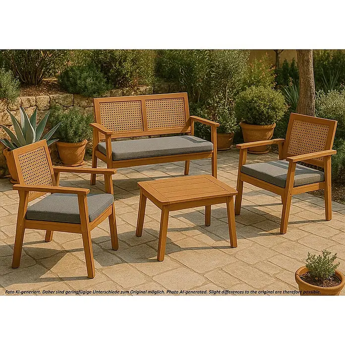 Mendler Loungemöbel-Set HWC-N46 - 4 -tlg., Massivholz, Kissen grau, Grau - Holz-Gartenmöbelset mit Rattanrückenlehnen und grauen Kissen auf gepflasterter Terrasse.