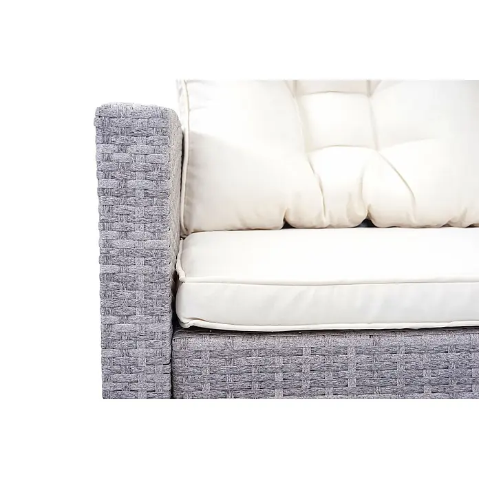 Mendler Loungemöbel-Set HWC-A29 - 5 -tlg., Polyrattan, Hellgrau, Kissen creme + 2x Hocker, Hellgrau - Nahaufnahme eines grauen Rattan-Gartensofas mit weichen, cremefarbenen Sitz- und Rückenkissen.