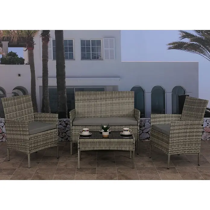 Mendler Loungemöbel-Set HWC-N98 - 4 -tlg., Polyrattan, Grau, Kissen hellgrau, Grau, hellgrau - Helles graues Rattan-Gartenmöbelset mit zwei Sesseln, einem Zweisitzer-Sofa und einem Couchtisch mit dunkelgrauen Kissen auf einer Terrasse.