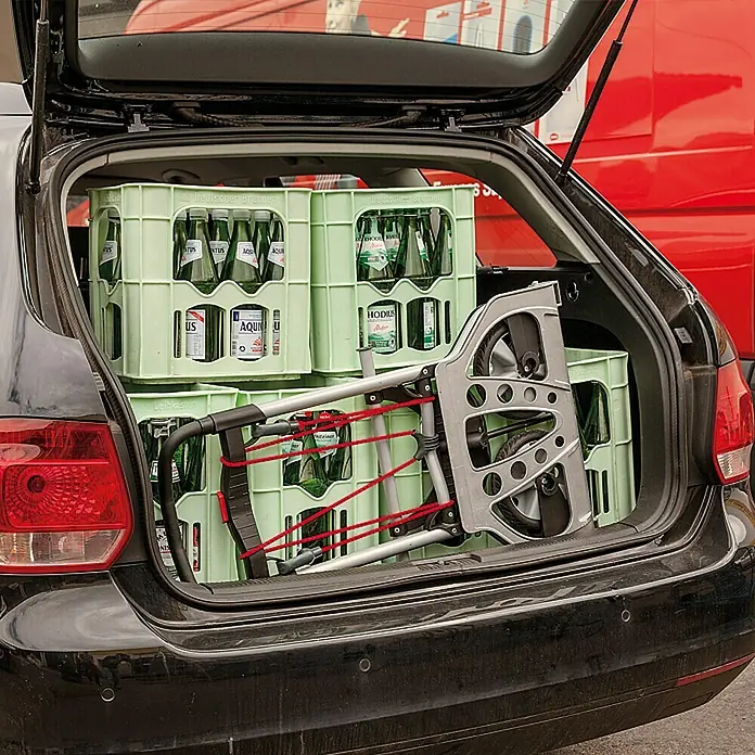 Wolfcraft Sackkarre TS 850 - Traglast: 100 kg - Blick in den Kofferraum eines Autos, beladen mit Getränkekisten und einem Gepäckwagen. Alles ist ordentlich verstaut.