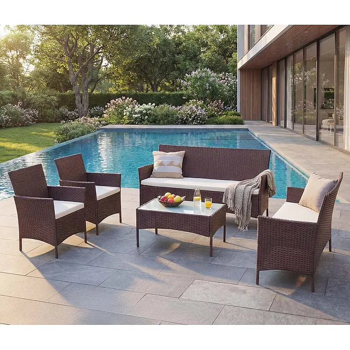 Mendler Loungemöbel-Set - 5 -tlg., Polyrattan, Braun-meliert, Kissen creme, Braun, creme - Braune Rattan-Gartenmöbelgarnitur mit weißen Kissen: Sofa, zwei Sessel und Couchtisch, auf einer Terrasse am Pool.