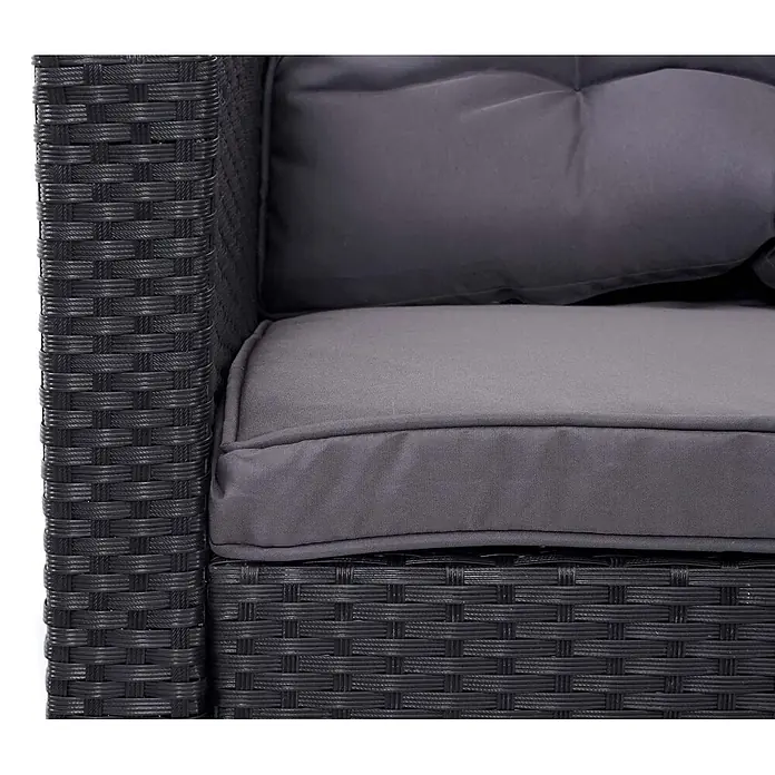 Mendler Loungemöbel-Set HWC-A29 - 4 -tlg., Polyrattan, Kissen dunkelgrau, mit 2x Hocker, Schwarz, dunkelgrau - Nahaufnahme eines dunkelgrauen Rattansessels mit dunkelgrauen Stoffkissen für den Außenbereich.