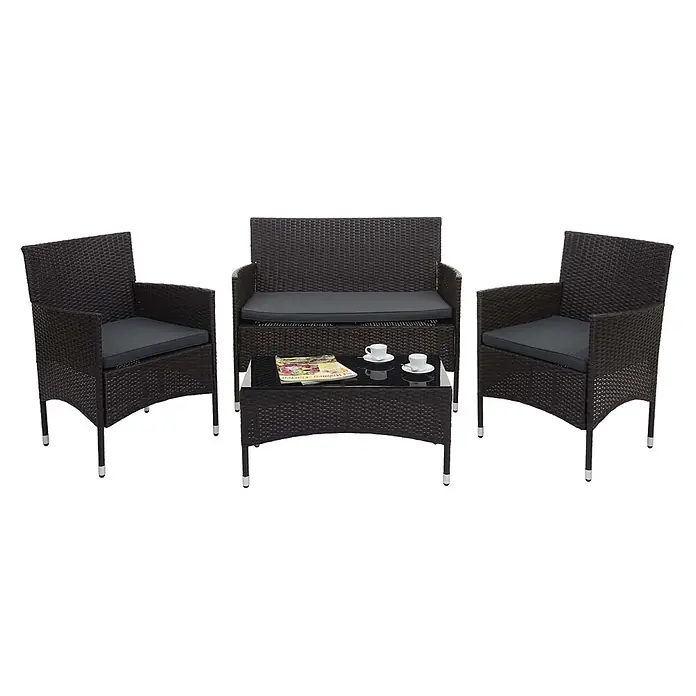 Mendler Loungemöbel-Set HWC-F55 - 4 -tlg., Polyrattan, Braun, Kissen dunkelgrau, Braun, dunkelgrau - Dunkelbraunes 4-teiliges Rattan-Gartenmöbelset: zwei Sessel, ein Zweiersofa und ein Couchtisch mit Glasplatte, alle mit dunkelgrauen Kissen.