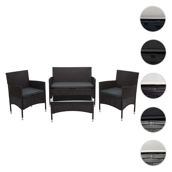 Mendler Loungemöbel-Set HWC-F55 - 4 -tlg., Polyrattan, Braun, Kissen dunkelgrau, Braun, dunkelgrau - 4-teiliges braunes Rattan-Gartenset mit dunkelgrauen Kissen, bestehend aus zwei Stühlen, einem Sofa und einem Couchtisch.