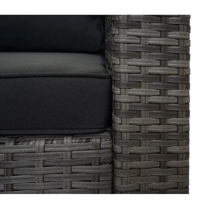 Mendler Loungemöbel-Set HWC-F57 - 3 -tlg., Polyrattan, Grau, Kissen dunkelgrau mit Deko-Kissen, Grau, dunkelgrau - Detail von dunkelgrauen geflochtenen Polyrattan-Gartenmöbeln mit schwarzen Stoff-Sitz- und Rückenkissen.