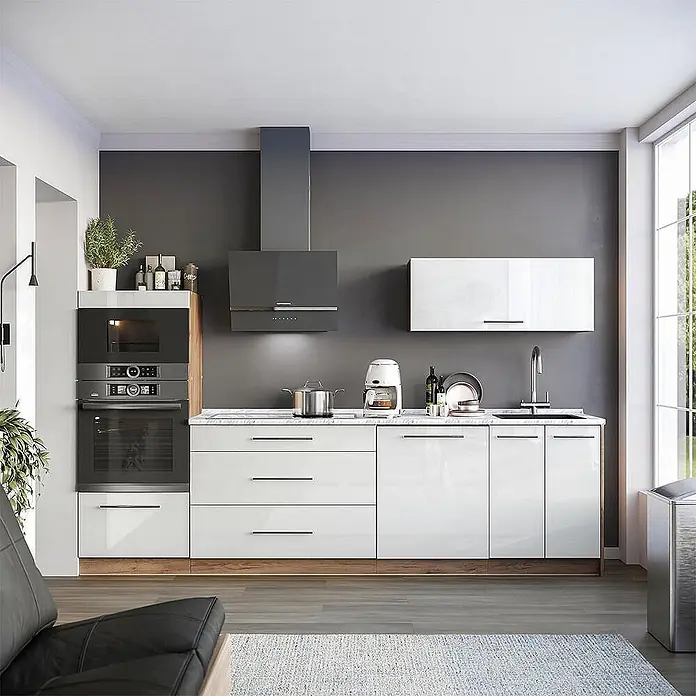 Küchenzeile Fame-Line 280 cm Weiß Hochglanz Art.-Nr. 64701 -  - Moderne Küche mit hochglänzenden weißen Schränken, integrierten Öfen und grauer Dunstabzugshaube vor einer dunkelgrauen Wand.