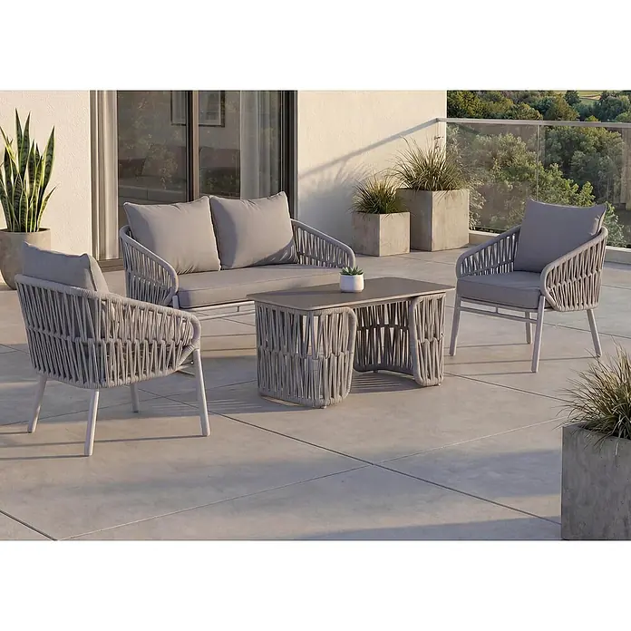 Mendler Loungemöbel-Set HWC-P90 - 4 -tlg., Textil, Hellgrau, Hellgrau - Hellgraue Outdoor-Möbelgarnitur aus geflochtenem Seil mit Sofa, zwei Sesseln und Couchtisch auf einer Terrasse.