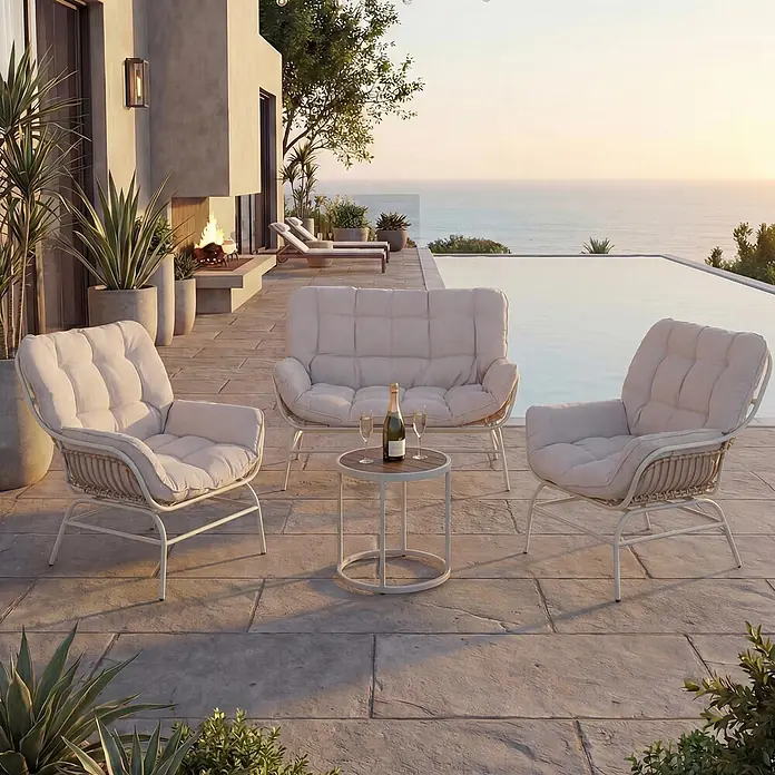 Mendler Loungemöbel-Set HWC-P75 - 3 -tlg., Metall, Hellgrau, Polster beige, Hellgrau, Polster beige - Sitzgruppe für draußen mit Sofa, zwei Sesseln und rundem Couchtisch mit weißen Gestellen und beigen Kissen auf einer Terrasse.