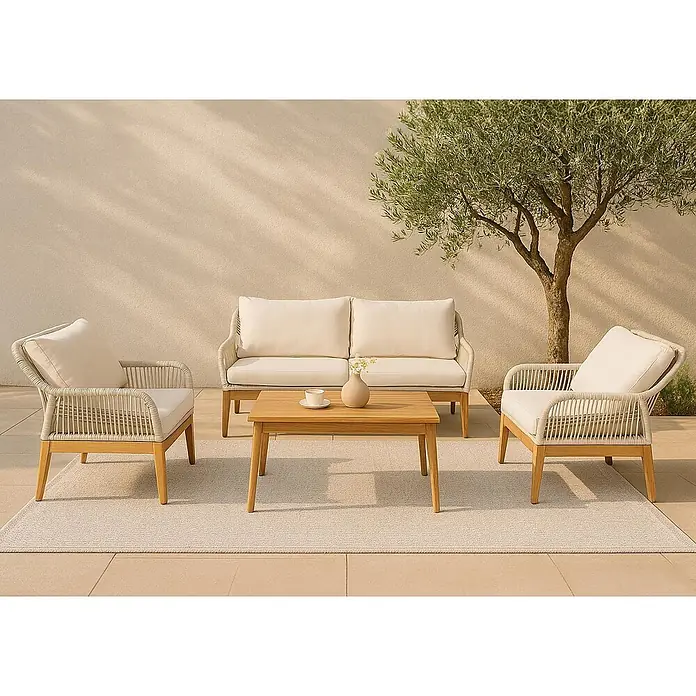 Mendler Loungemöbel-Set HWC-H56 - 4 -tlg., Holz, Dunkelgrau, Dunkelgrau - Eine Outdoor-Sitzgruppe mit einem Zweisitzer-Sofa und zwei Sesseln mit hellem Holzrahmen und cremefarbenen Kissen, auf einer Terrasse arrangiert.