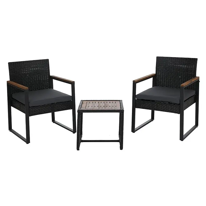 Mendler Loungemöbel-Set HWC-P74 - 3 -tlg., Polyrattan, Schwarz, Polster grau, Schwarz, grau - Zwei schwarze Gartenstühle aus Geflecht mit grauen Kissen und Holzarmlehnen, flankieren einen passenden Beistelltisch mit Holzplatte.