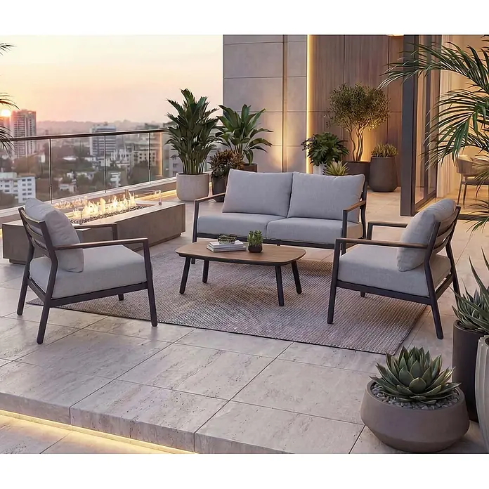 Mendler Loungemöbel-Set HWC-P79 - 4 -tlg., Metall, Hellgrau, Hellgrau - Modernes Outdoor-Loungeset mit grauen Polstern und dunklen Rahmen um eine Feuerstelle auf einem Balkon.