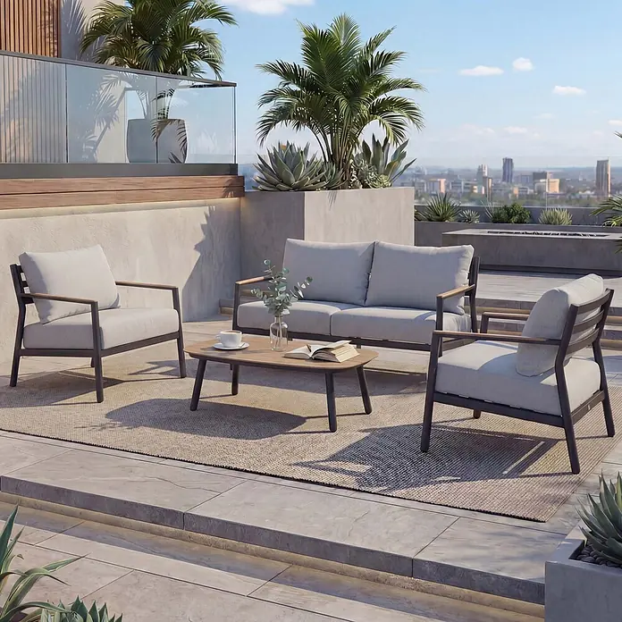 Mendler Loungemöbel-Set HWC-P79 - 4 -tlg., Metall, Hellgrau, Hellgrau - Moderne Outdoor-Sitzgruppe mit hellgrauen Kissen, dunklen Gestellen und Holzdetails auf einer Terrasse mit Stadtblick.