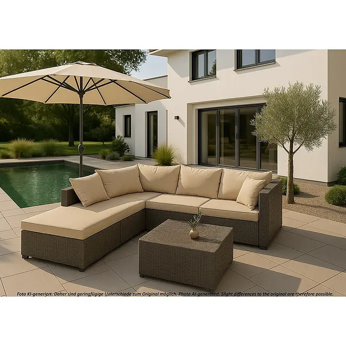 Mendler Loungemöbel-Set HWC-O46 - 3 -tlg., Polyrattan, Grau Polster beige, Grau, beige - Beigefarbene Rattan-Gartensitzgruppe mit Ecksofa, Couchtisch und Sonnenschirm auf moderner Terrasse am Pool, bei natürlichem Licht.