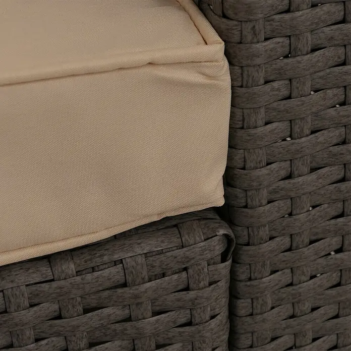 Mendler Loungemöbel-Set HWC-O46 - 3 -tlg., Polyrattan, Grau Polster beige, Grau, beige - Nahaufnahme eines beigen Kissens auf dunklem grauen Rattanmöbel.