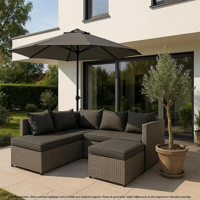 Mendler Poly-Rattan Garnitur HWC-O46 - grau Polster dunkelgrau -  - L-förmige Outdoor-Lounge-Sitzgruppe mit dunkelgrauen Kissen und Rattan-Optik unter passendem Sonnenschirm auf moderner Terrasse.