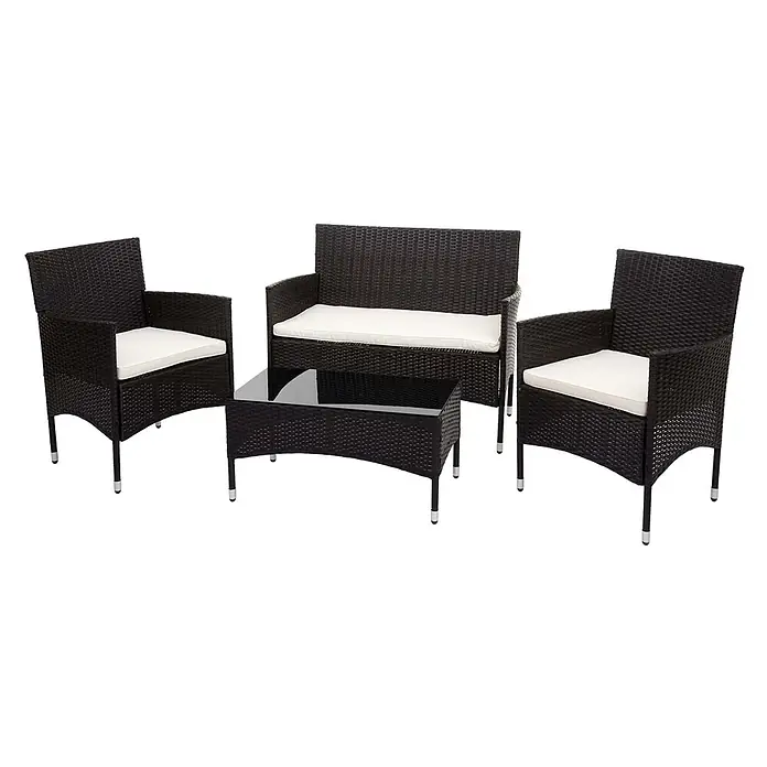 Mendler Loungemöbel-Set HWC-F55 - 4 -tlg., Polyrattan, Braun, Kissen creme, Braun, creme - Dunkelbraunes Rattan-Gartenmöbel-Set mit zwei Sesseln, einem Zweisitzer-Sofa und einem Couchtisch mit Glasplatte, alle mit weißen Kissen.