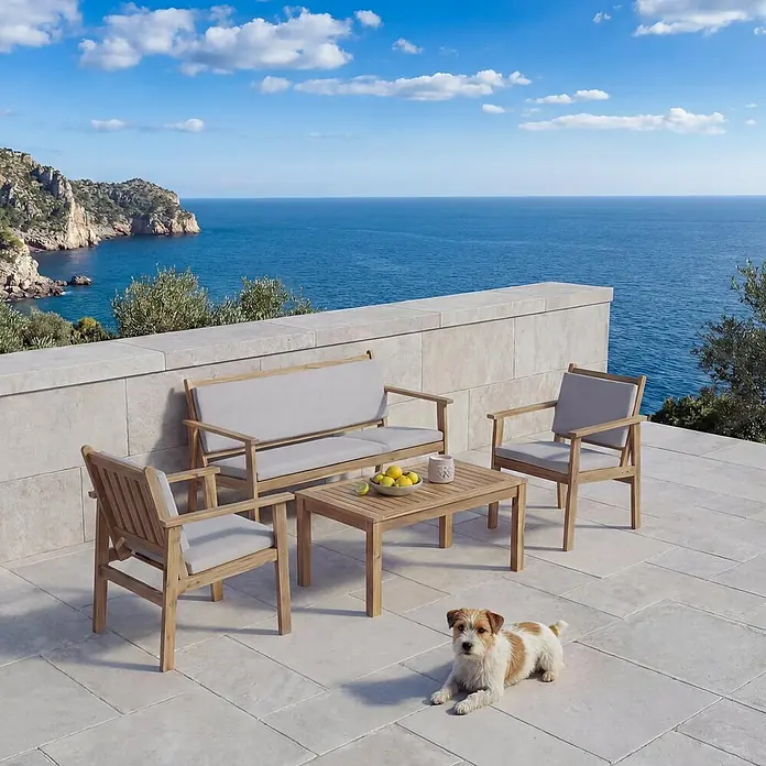 Mendler Loungemöbel-Set HWC-O19 - 4 -tlg., Holz, Kissen grau, Grau - Teak-Gartenmöbelset mit hellgrauen Polstern: Sofa, zwei Sessel, Couchtisch auf sonniger Terrasse.