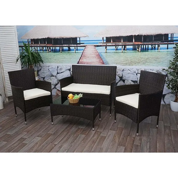 Mendler Loungemöbel-Set HWC-F55 - 4 -tlg., Polyrattan, Braun, Kissen creme, Braun, creme - Dunkelbraune Rattan 4-teilige Outdoor-Sitzgruppe mit weißen Kissen: 2 Sessel, 1 Zweisitzer-Sofa, 1 Couchtisch.