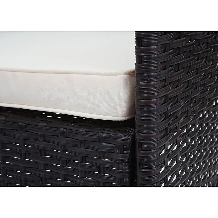 Mendler Loungemöbel-Set HWC-F55 - 4 -tlg., Polyrattan, Braun, Kissen creme, Braun, creme - Nahaufnahme von dunkelbraunen Rattan-Gartenmöbeln mit cremefarbenem Kissen.