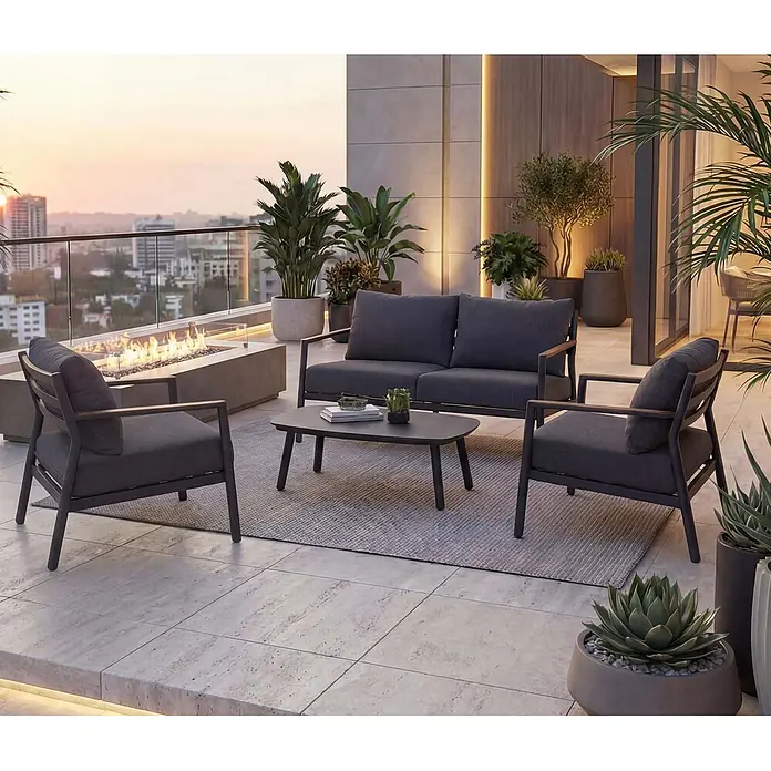 Mendler Loungemöbel-Set HWC-P79 - 4 -tlg., Metall, Dunkelgrau, Dunkelgrau - Moderne dunkelgraue Outdoor-Lounge-Sitzgruppe mit Sofa, zwei Sesseln und Couchtisch auf einem Balkon mit Feuerstelle und Stadtblick.