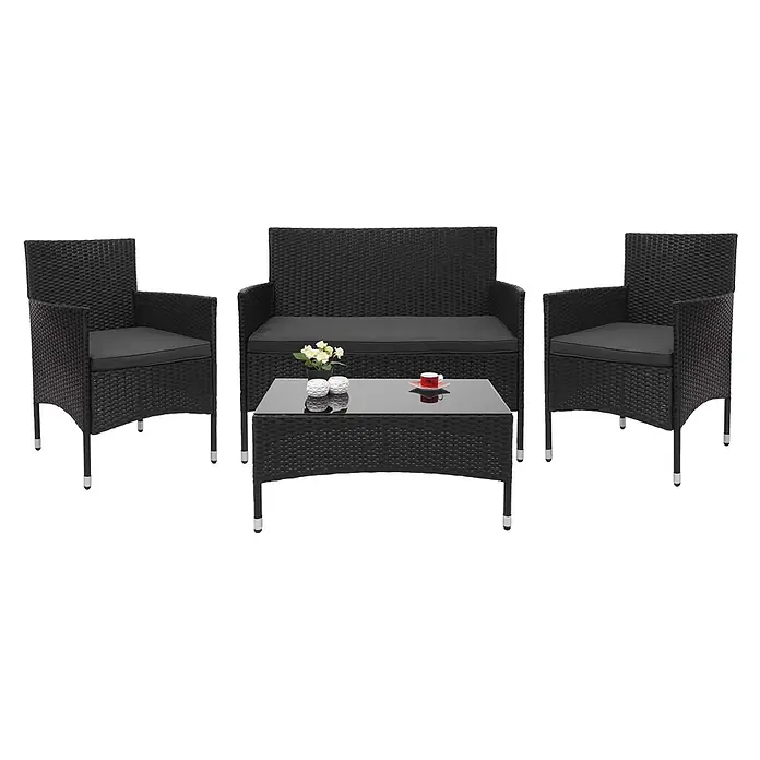Mendler Poly-Rattan Garnitur HWC-F55 - schwarz, Kissen dunkelgrau -  - Ein 4-teiliges Gartenmöbel-Set aus schwarzem Rattan mit Sofa, zwei Sesseln mit dunklen Kissen und einem Couchtisch mit Glasplatte.