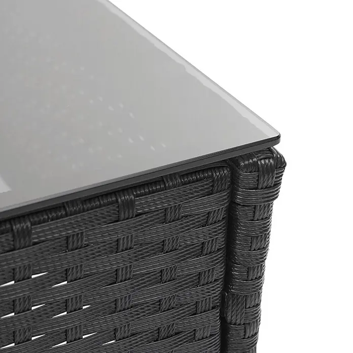 Mendler Poly-Rattan Garnitur HWC-F55 - schwarz, Kissen dunkelgrau -  - Nahaufnahme eines schwarzen Tisches aus geflochtenem Rattan mit einer hellgrauen Glasplatte.