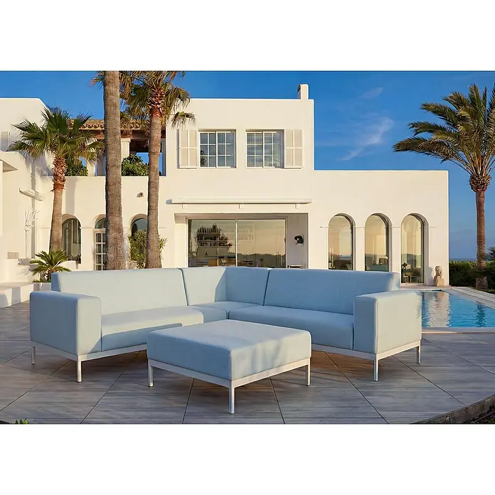 Mendler Loungemöbel-Set HWC-C47 - 4 -tlg., Textil, Blau ohne Ablage, ohne Kissen, Blau - Hellblau gepolsterte Outdoor-Ecksofa und Hocker mit weißen Gestellen auf einer Terrasse am Pool.