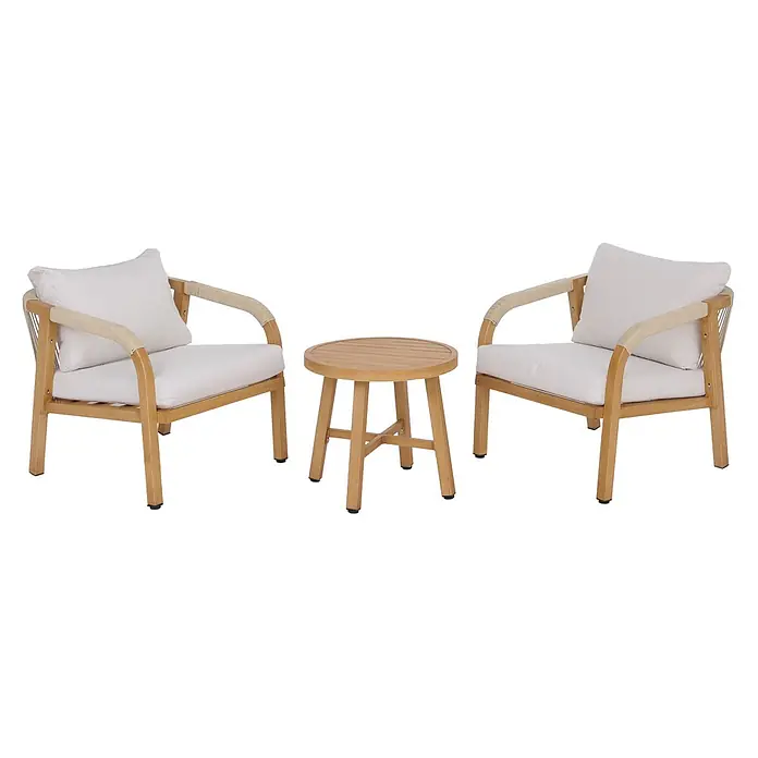 Mendler Aluminium Lounge-Set HWC-P82 Stoff/Textil - Holz-Optik creme -  - Gartensitzgruppe mit zwei hellen Holzstühlen, weißen Kissen, geflochtenen Armlehnen und passendem runden Beistelltisch.