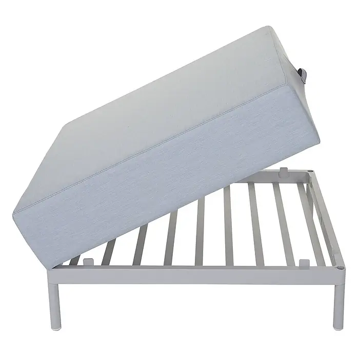 Mendler Loungemöbel-Set HWC-C47 - 4 -tlg., Textil, Blau ohne Ablage, ohne Kissen, Blau - Hellgraues Outdoor-Chaiselongue-Gestell mit einem teilweise angehobenen hellblauen Kissen, das die Lattenrostbasis zeigt.