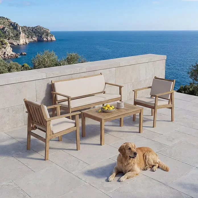 Mendler Loungemöbel-Set HWC-O19 - 4 -tlg., Holz, Kissen beige, Beige - Hölzerne Outdoor-Möbelgarnitur mit hellen Kissen auf einer Terrasse mit Meerblick.