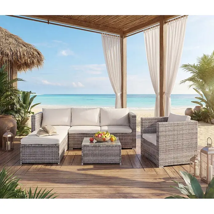 Mendler Loungemöbel-Set - 6 -tlg., Polyrattan, Grau, Kissen creme, Grau - Graues Polyrattan-Gartenmöbelset mit weißen Kissen auf Holzdeck am Strand, als gemütliche Sitzgelegenheit im Freien.