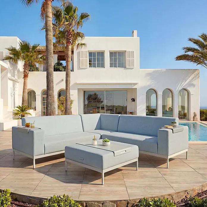 Mendler Alu-Garten-Garnitur HWC-C47, Stoff - blau mit Ablage, ohne Kissen -  - Hellblaues Outdoor-Sofa-Set mit passendem Hocker und schlanken hellen Metallrahmen für gemütliche Terrassensitzgelegenheiten.