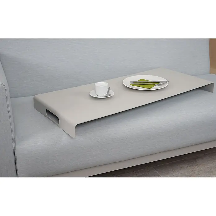 Mendler Alu-Garten-Garnitur HWC-C47, Stoff - blau mit Ablage, ohne Kissen -  - Hellgraues Sofatablett mit Griffen, das eine Tasse und einen Teller hält, auf einem Sofa.