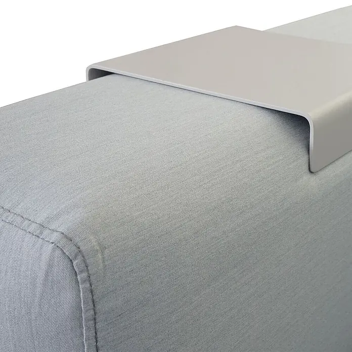 Mendler Alu-Garten-Garnitur HWC-C47, Stoff - blau mit Ablage, ohne Kissen -  - Hellgraues Ablagetablett aus Metall oder Kunststoff, auf einem hellblauen Stoffsofa-Arm ruhend.