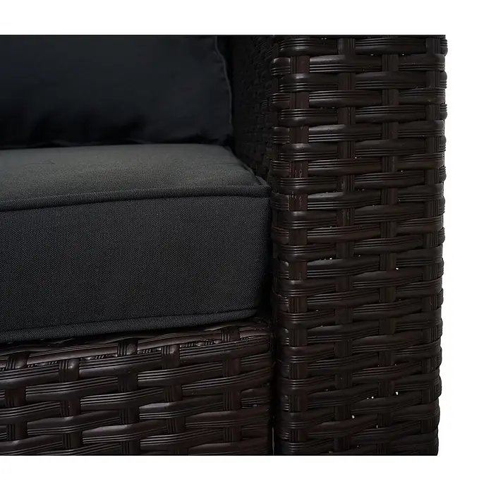 Mendler Loungemöbel-Set HWC-F57 - 3 -tlg., Polyrattan, Braun, Kissen dunkelgrau mit Deko-Kissen, Braun, dunkelgrau - Nahaufnahme eines dunkelbraunen Outdoor-Sessels aus geflochtenem Rattan mit dunkelgrauen Polstern.