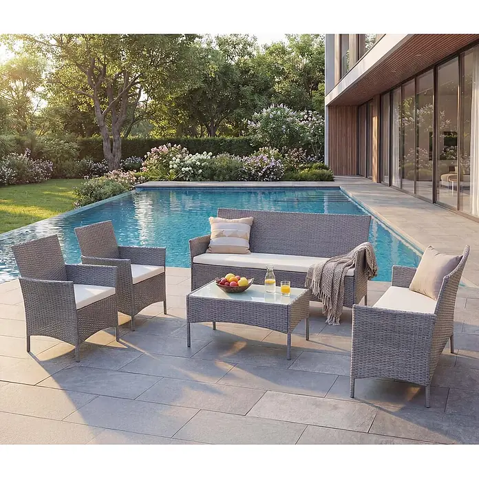 Mendler Loungemöbel-Set - 5 -tlg., Polyrattan, Grau, Kissen creme, Grau, creme - Graue Rattan-Gartenmöbelgarnitur mit Sofa, zwei Sesseln und Couchtisch, weißen Kissen, auf einer Terrasse am Pool.
