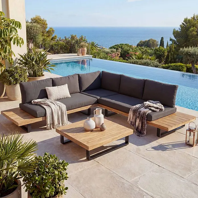 Mendler Garten-Garnitur HWC-H54 Akazie Alu - Hellbraun, Polster dunkelgrau -  - L-förmiges Outdoor-Sofa und Couchtisch mit Holzgestellen und dunkelgrauen Kissen, ideal zum Entspannen am Pool mit Meerblick.