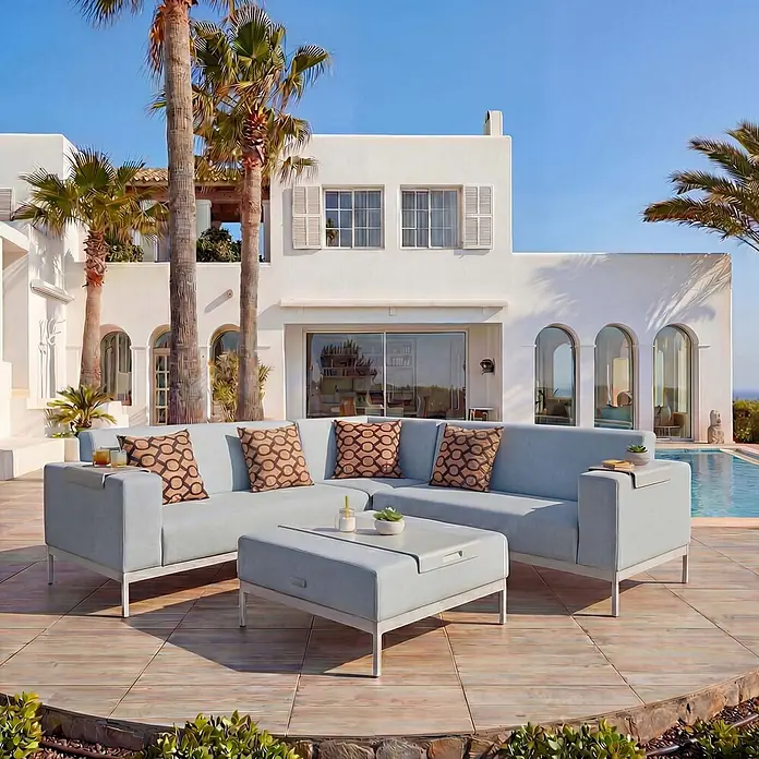 Mendler Loungemöbel-Set HWC-C47 - 4 -tlg., Textil, Blau mit Ablage, Kissen braun, Blau - Hellblaues Outdoor-Ecksofa mit Hocker auf einer Terrasse. Mit gemusterten Kissen und schlankem Rahmen.