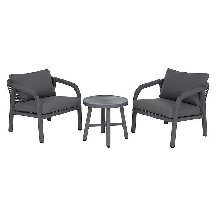 Mendler Loungemöbel-Set HWC-P82 - 3 -tlg., Metall, Dunkelgrau, Dunkelgrau - Graue 3-teilige Terrassenmöbelgarnitur mit zwei Sesseln und einem runden Lattenbeistelltisch, mit grauen Kissen und geflochtenen Armlehnen.