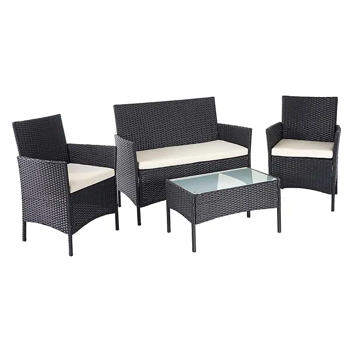 Mendler Poly-Rattan Garten-Garnitur HWC-D82 - schwarz mit Kissen Creme -  - Vierteiliges Gartenmöbelset aus schwarzem Polyrattan: Zweisitzer-Sofa, zwei Sessel und Couchtisch mit Glasplatte, alle mit cremefarbenen Kissen.