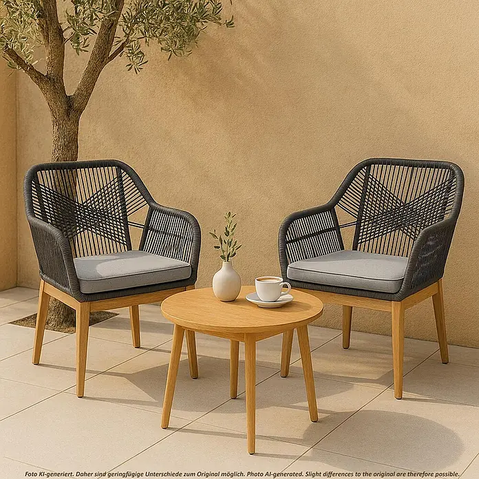 Mendler Gartensessel HWC-H56 - 1 Stk., Holz, Dunkelgrau, Kissen hellgrau, B x T x H: 58 x 59 x 85 cm - Outdoor-Sitzgruppe mit zwei dunkelgrauen Flechtstühlen mit hellgrauen Kissen und einem runden Holztisch auf einer Terrasse.