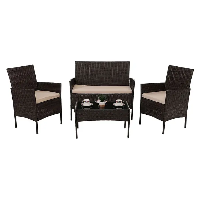 Mendler Loungemöbel-Set HWC-N98 - 4 -tlg., Polyrattan, Braun, Kissen creme, Braun, creme - Dunkelbraune Polyrattan-Gartenmöbelgarnitur mit beigen Kissen, bestehend aus einer Bank, zwei Sesseln und einem Couchtisch mit Glasplatte.
